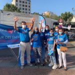 Bénévoles de l'association Marie Notre Étoile présents sur le marché de Neuilly sur Seine.
